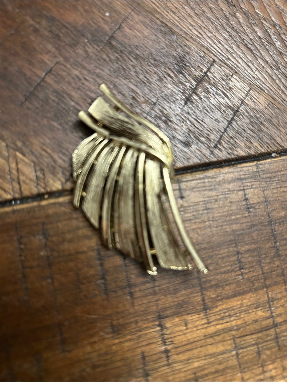Vintage Gold Leaf-Style Women's Brooch - Elegant Accent